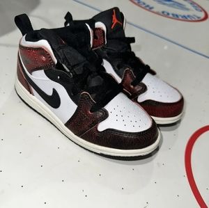 Nike Jordan 1 Mid Chicago White and Red Size 5C